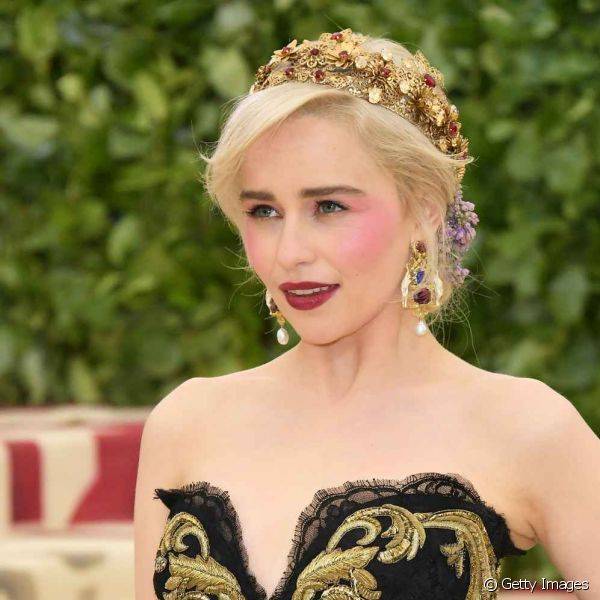 Make Emilia Clarke Met Gala 2018: blush marcado na make artística da atriz foi o protagonista da make junto ao batom vinho (Foto: Getty Images)